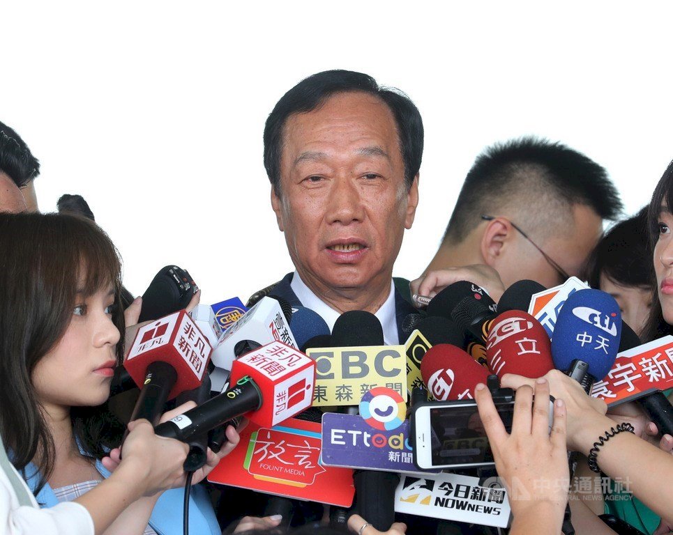 El fundador de Foxconn Terry Gou entrega los documentos para la compra de vacunas de BioNTech
