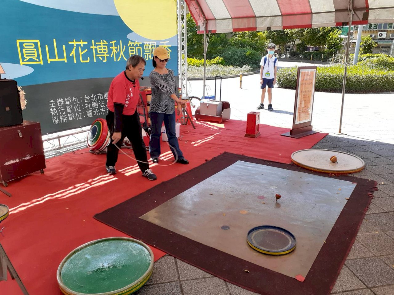 Jugando con el trompo en Taiwán