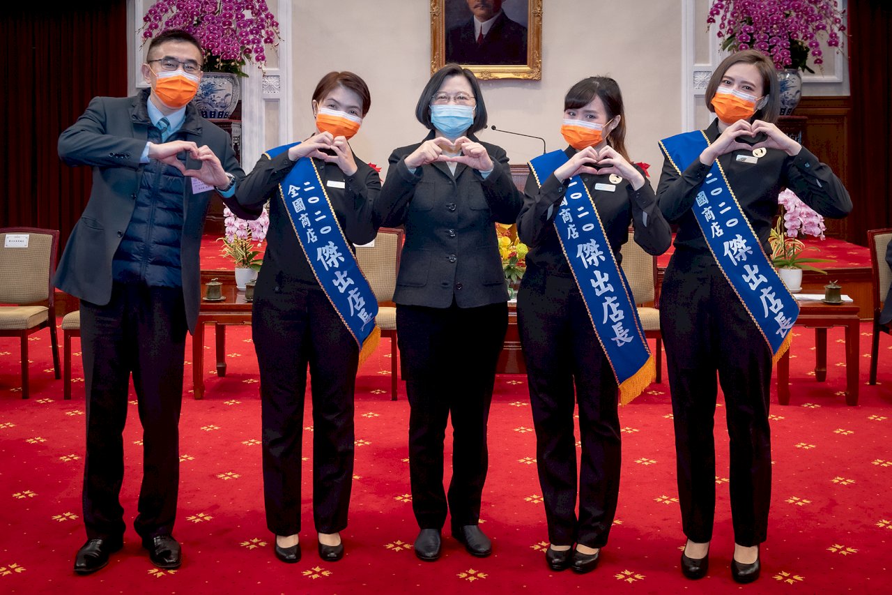 Tsai Ing-wen agradece la colaboración de los establecimientos franquiciados durante el 2020
