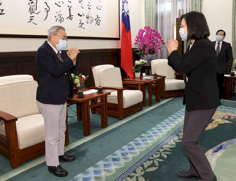 Tsai pide a los empresarios aumentar el sueldo de los empleados y compartir el crecimiento obtenido