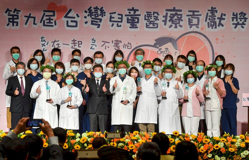 Tsai Ing-wen felicita a los galardonados con el Premio a la Contribución en la Medicina Infantil