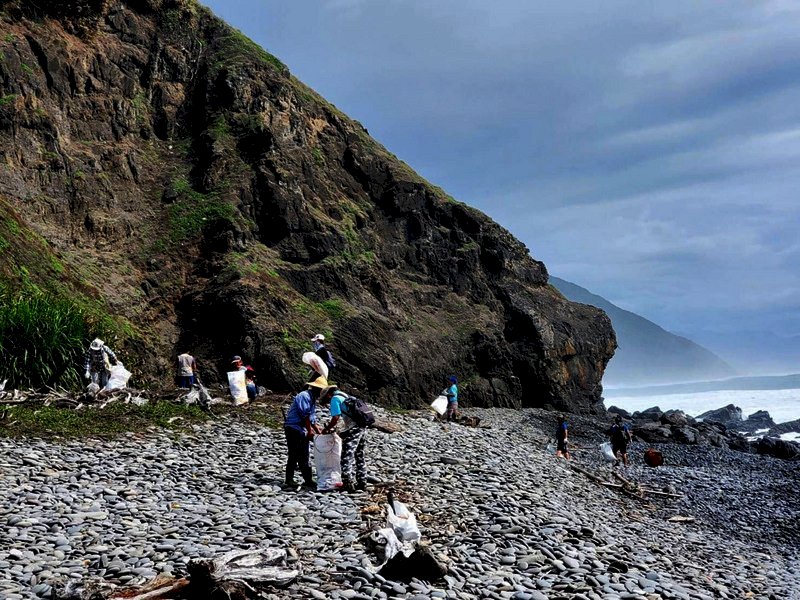 El gobierno del condado de Pingtung ha anunciado el cierre temporal de la Reserva Natural Xuhai-Guangyin durante los días 22 y 23 de abril. En cooperación con la Oficina Forestal de Pingtung y la Administración de Zonas Boscosas del condado de Taitung, el gobierno de Pingtung ha organizado en aquellos dos días una labor de limpieza en la zona: cerca de 100 voluntarios divididos en equipos han recolectado desechos a lo largo de la línea costera de la mencionada zona natural. (Foto: CNA)