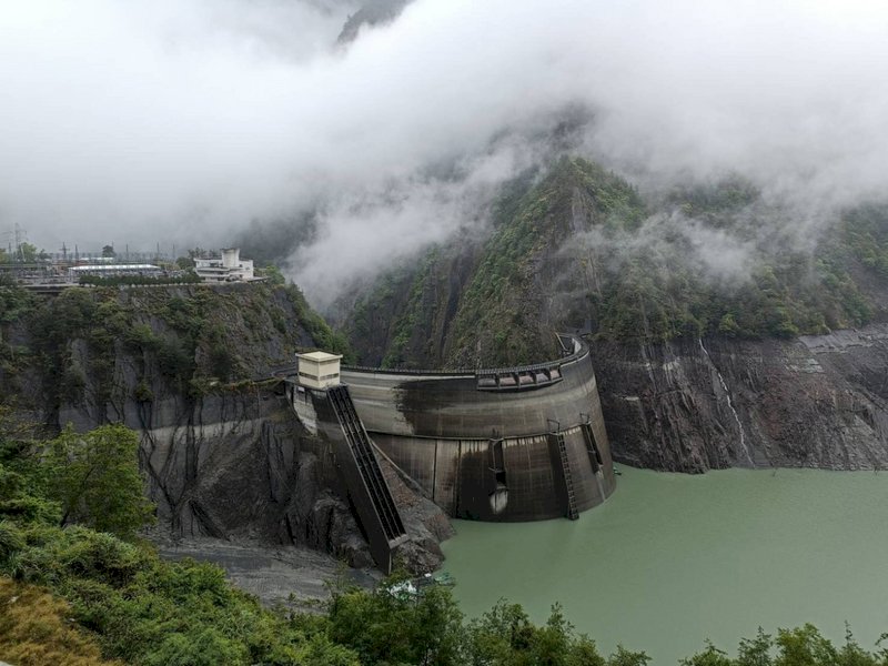 Desde el dia de ayer 28 se ha observado precipitación pluvial en la región de Taichung. También ha llovido sobre la Represa Techi, aunque los niveles de precipitación no fueron demasiado altos. En los últimos días los niveles de agua en la represa se han mantenido constantes. Para que el nivel de reserva de agua aumente es necesario que la lluvia se prolongue por varios días.(Foto: CNA)