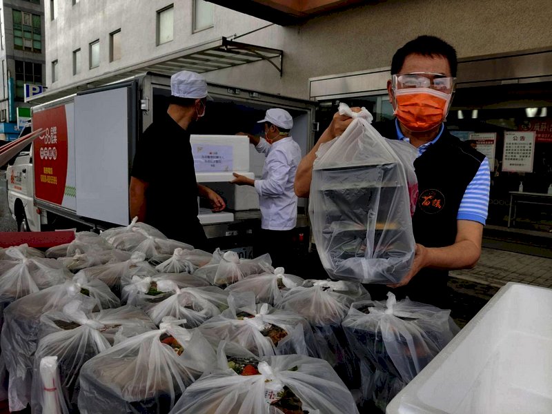 El número de casos positivos de COVID-19 continúa aumentando en el condado de Miaoli y los centros de salud se encuentran bajo considerable presión. Para permitir que el personal sanitario de primera línea pueda tratar a los pacientes con total atención, el portavoz del Consejo del condado de Miaoli, Chung Tung-chin, donó de su propio bolsillo 10 000 almuerzos empaquetados, que serán distribuidos a lo largo de 13 días entre el personal médico. Este acto de apoyo ha enternecido los corazones de todo el equipo en primera línea de la lucha contra el virus.
