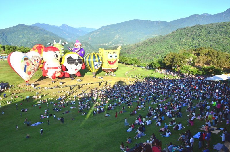 El Festival de Globos Aerostáticos de Taitung está programado provisionalmente para su primer vuelo el día 29 o 31, pero el distrito de Luye el lugar anfitrión, se opone. La imagen muestra que el evento del año pasado atrajo a mucha gente, y los habitantes de Luye están preocupados de que la afluencia de turistas este año sea una violación de la prevención de epidemias. (Foto: CNA)