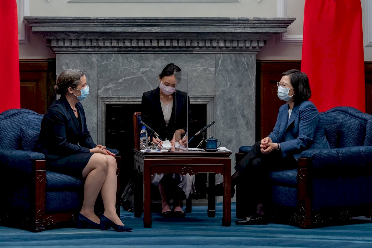 Tsai Ing-wen recibió a la directora del AIT Sandra Oudkirk