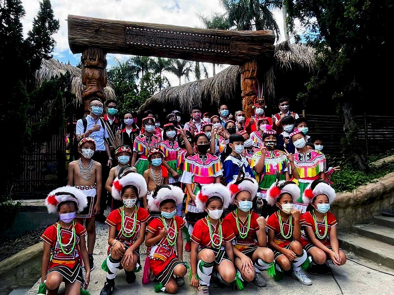 Tras un año de preparaciones, la escuela primaria Yongfong del municipio rural de Fuli en el condado de Hualien anunció hoy 26 su transición y cambio de nombre al de “Escuela Primaria Alternativa Amis Cilamitay”. El establecimiento de esta escuela de valores étnicos busca satisfacer las expectativas de los padres de familia, que son la promoción y transmisión de la cultura amis. (Foto: CNA)
