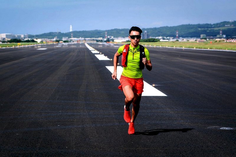 A modo de actividad promocional, el aeropuerto de Taoyuan invitó al reconocido ultramaratonista nacional Tommy Chen a correr sobre su nueva pista sur, cuyos trabajos de construcción ya han finalizado y comenzará a utilizarse el próximo día 15. (Foto: CNA)