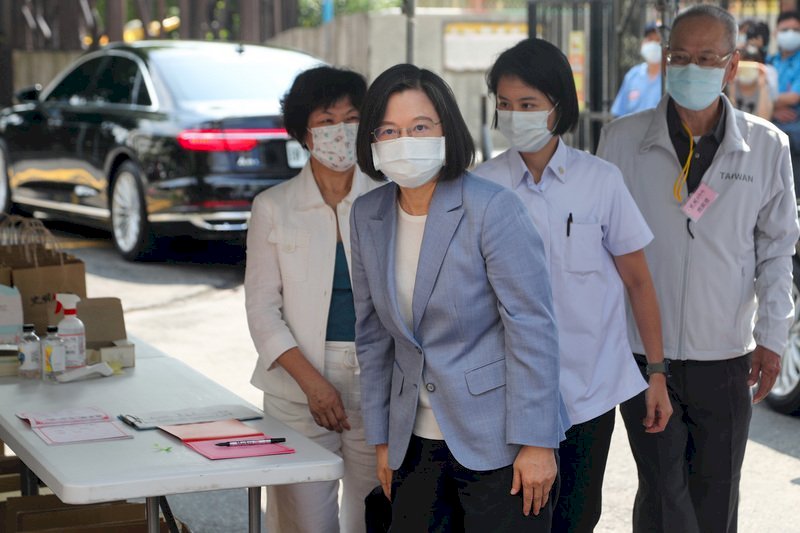 Tsai Ing-wen promete proteger a los agricultores tras la  nueva prohibición de importación de fruta taiwanesa en China continental