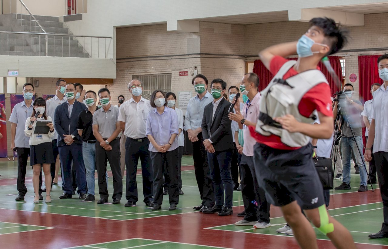 Tsai Ing-wen apoya la creación de un centro de entrenamiento de bádminton para jóvenes