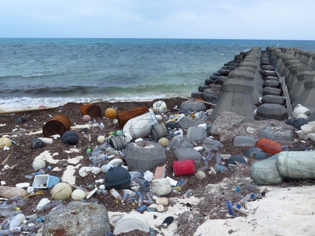 El Gobierno no detecta grandes bolsas de basura flotantes en el océano