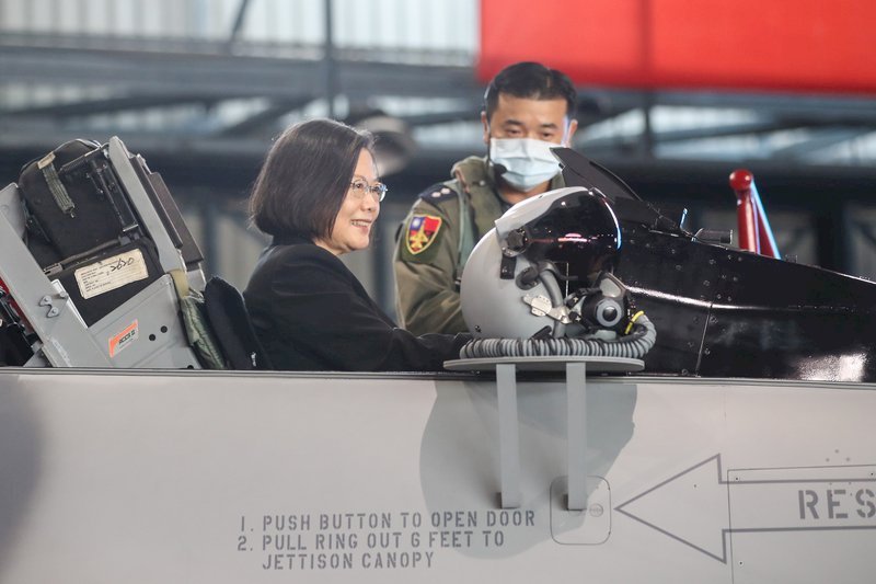 Tsai Ing-wen alaba la cooperación con EE. UU. en la modernización de su flota de cazas de combate
