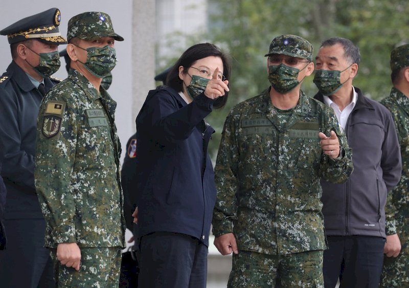 Tsai Ing-wen visita una base militar a una semana del Año Nuevo Chino