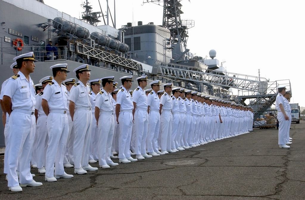 Japón revisará su estrategia de defensa ante el aumento de la tensión en el Estrecho