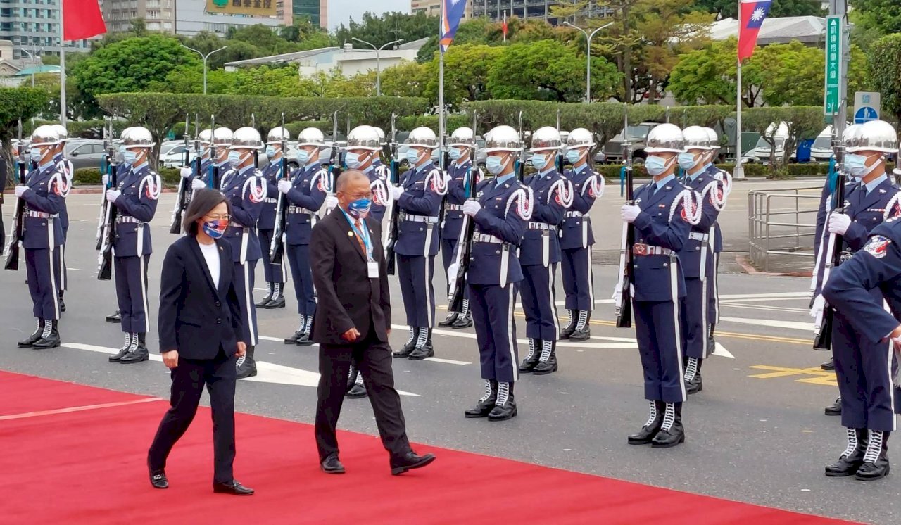 Presidente de Islas Marshall David Kabua recibido con honores militares en Taipéi
