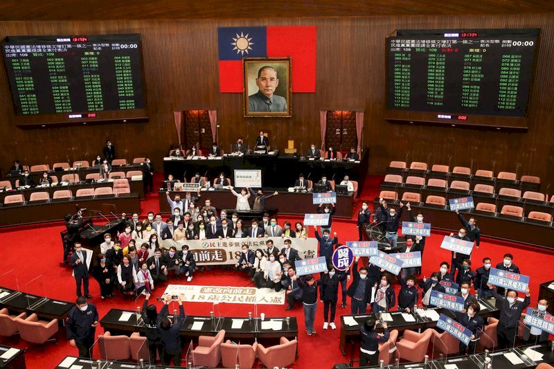 El Yuan Legislativo aprueba la mayoría de edad en los 18 años