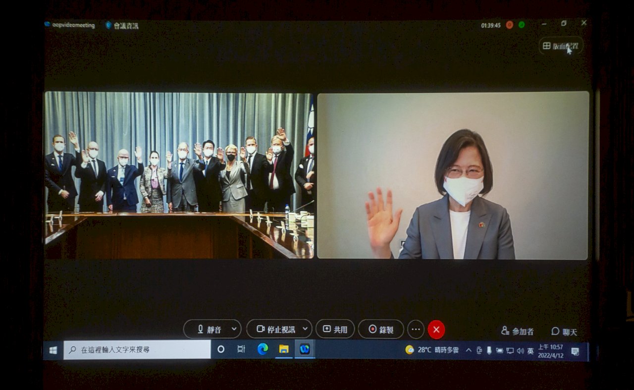 Tsai Ing-wen se reúne en línea con el grupo de legisladores europeos que se encuentra de visita en Taiwán