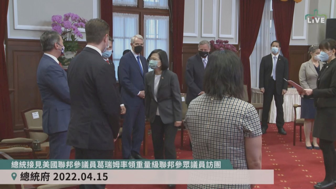 Tsai Ing-wen recibe a una delegación del senado y congreso estadounidenses