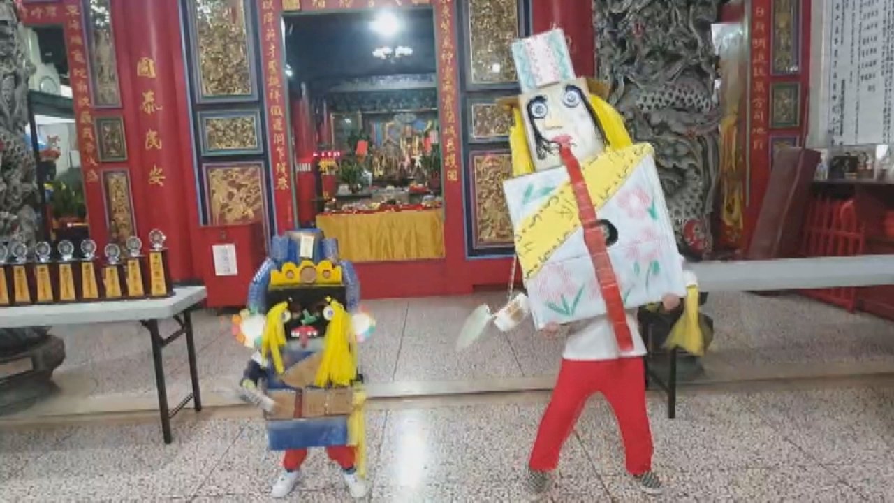 Niños disfrazados de dioses y santos para celebrar el aniversario del dios Dongyue de Yilan