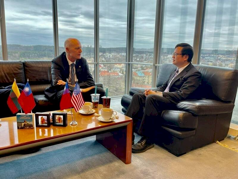 Senador norteamericano visita al representante taiwanés en Lituania