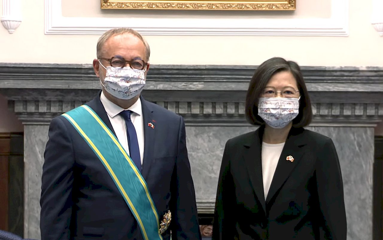 Tsai Ing-wen vuelve a insistir en un acuerdo de inversiones con Europa en presencia de la delegación del senado francés