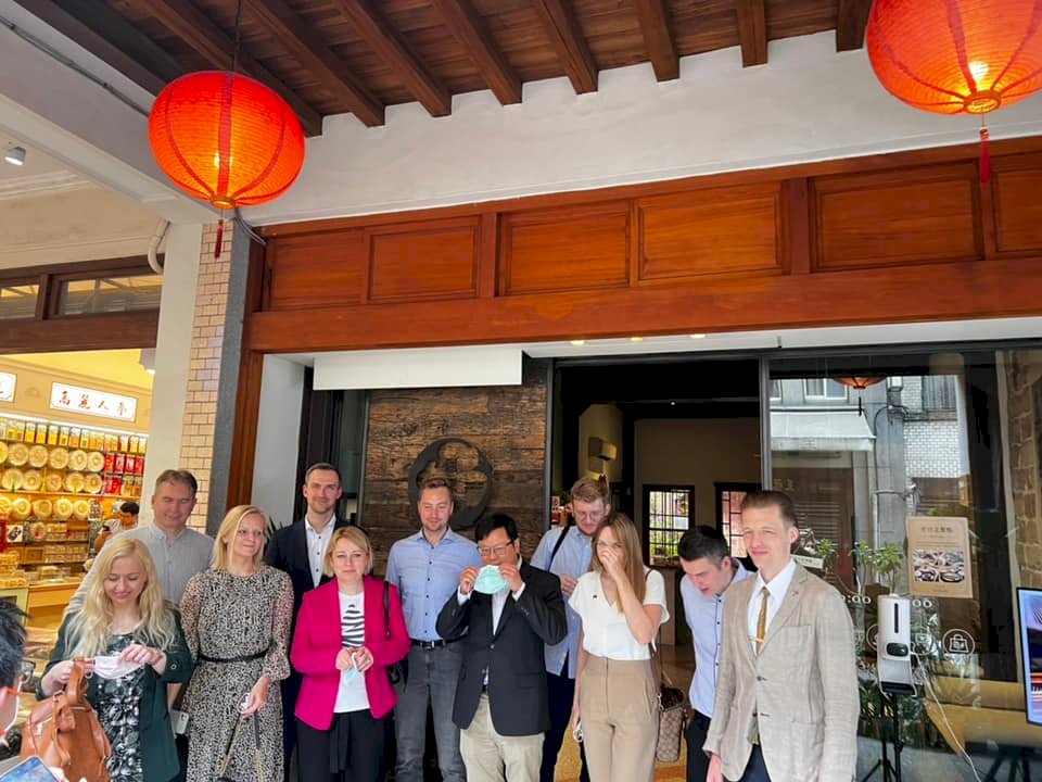 Delegaciones lituana y francesa practican la diplomacia del té en Taiwán