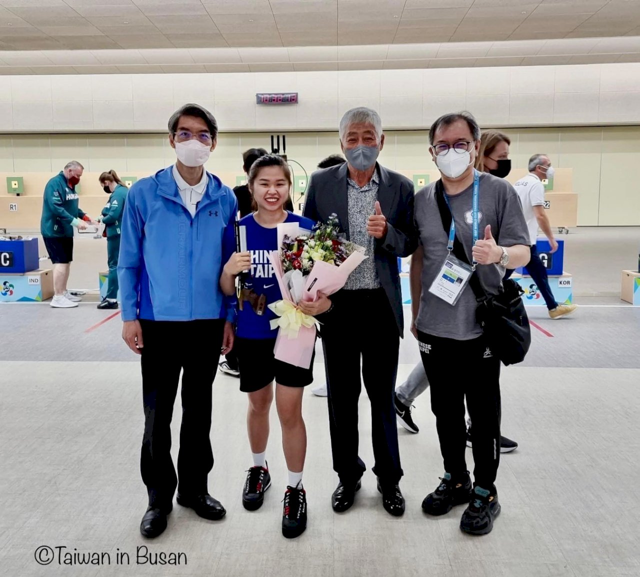 Yu Ai-wen se lleva una medalla de plata en el mundial de tiro deportivo con rifle de aire comprimido