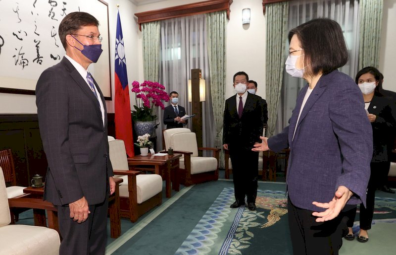 Exsecretario de Defensa Mark Esper defiende que EE. UU. abandone su “ambigüedad estratégica” con respecto a Taiwán