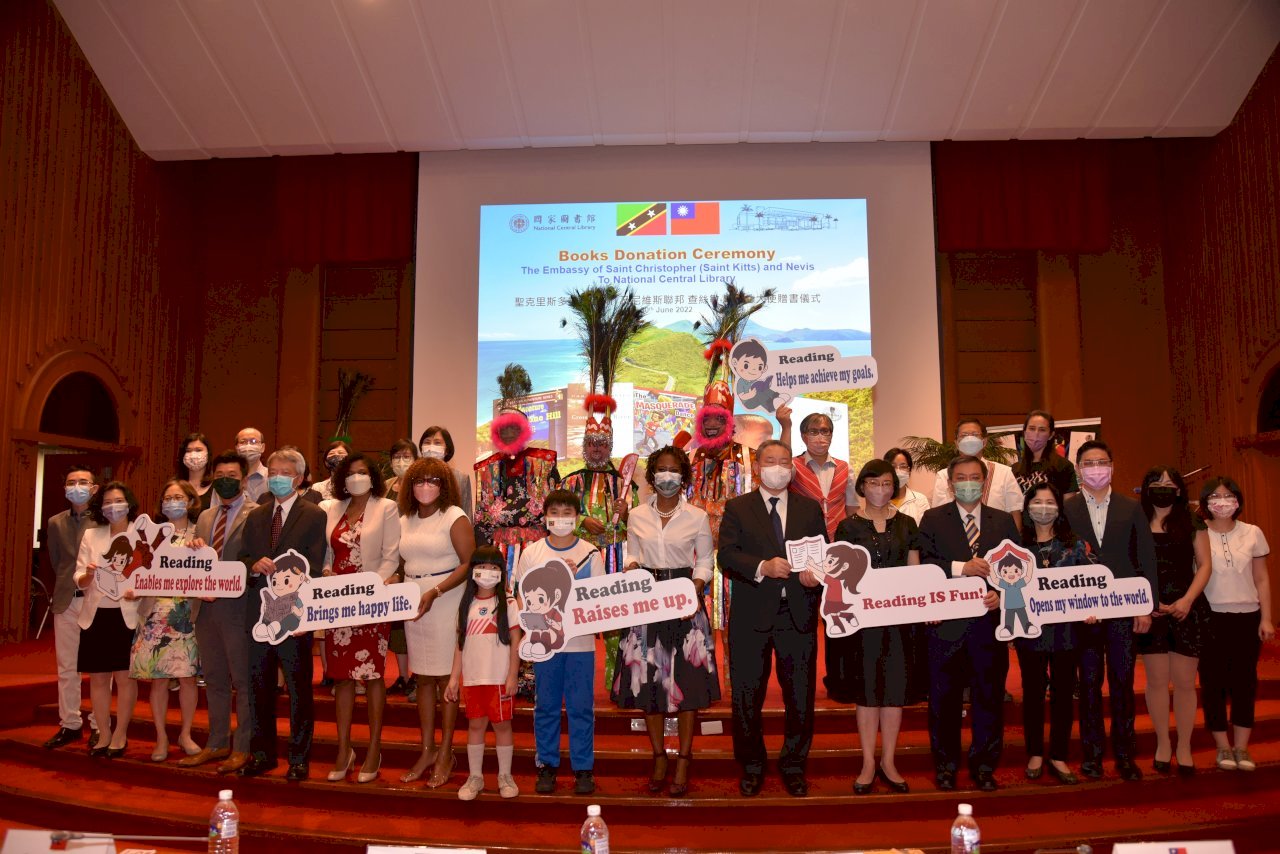 San Cristóbal y Nieves dona libros a la Biblioteca Nacional de Taiwán