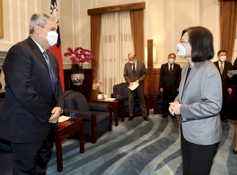 Tsai Ing-wen se reúne con el presidente del BCIE Dante Mossi