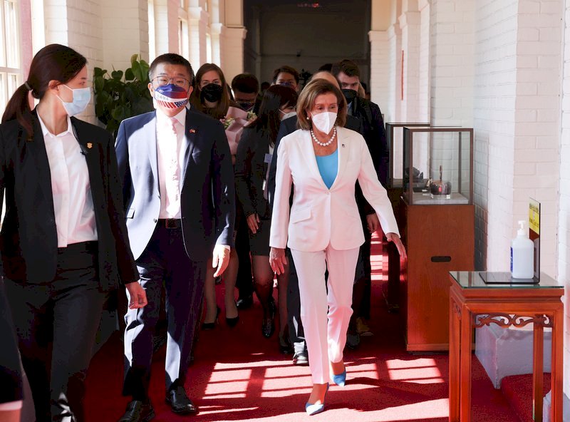 Pelosi dialoga con representantes del oficialismo y la oposición en el Yuan Legislativo