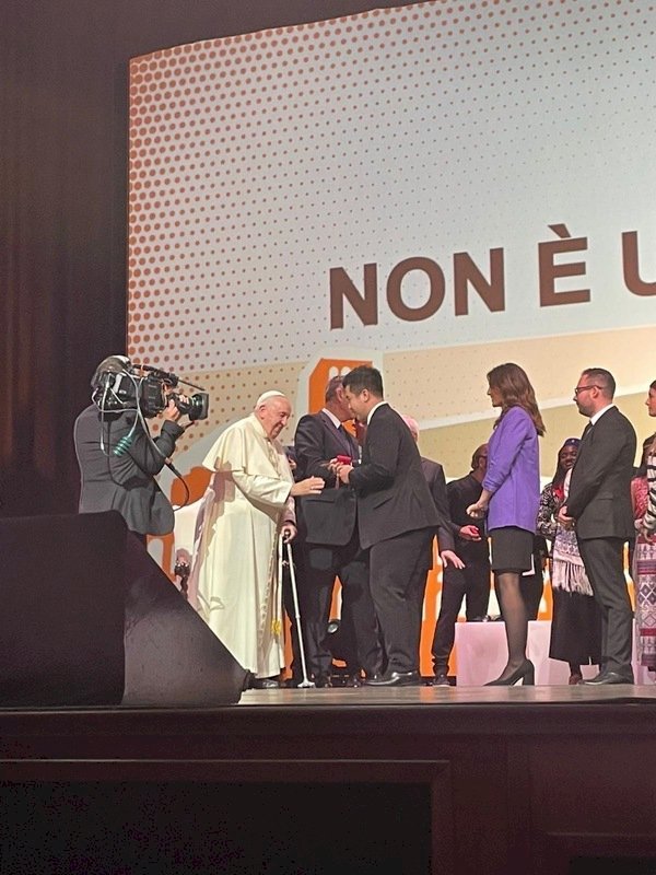 Joven taiwanés regala un llavero de Taiwán al papa Francisco