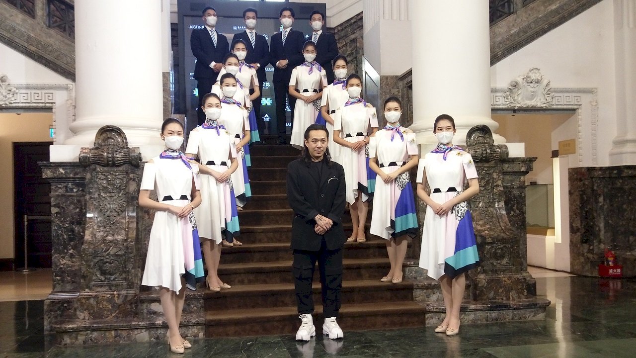 Justin Chou diseña el vestido de las azafatas del Doble Diez