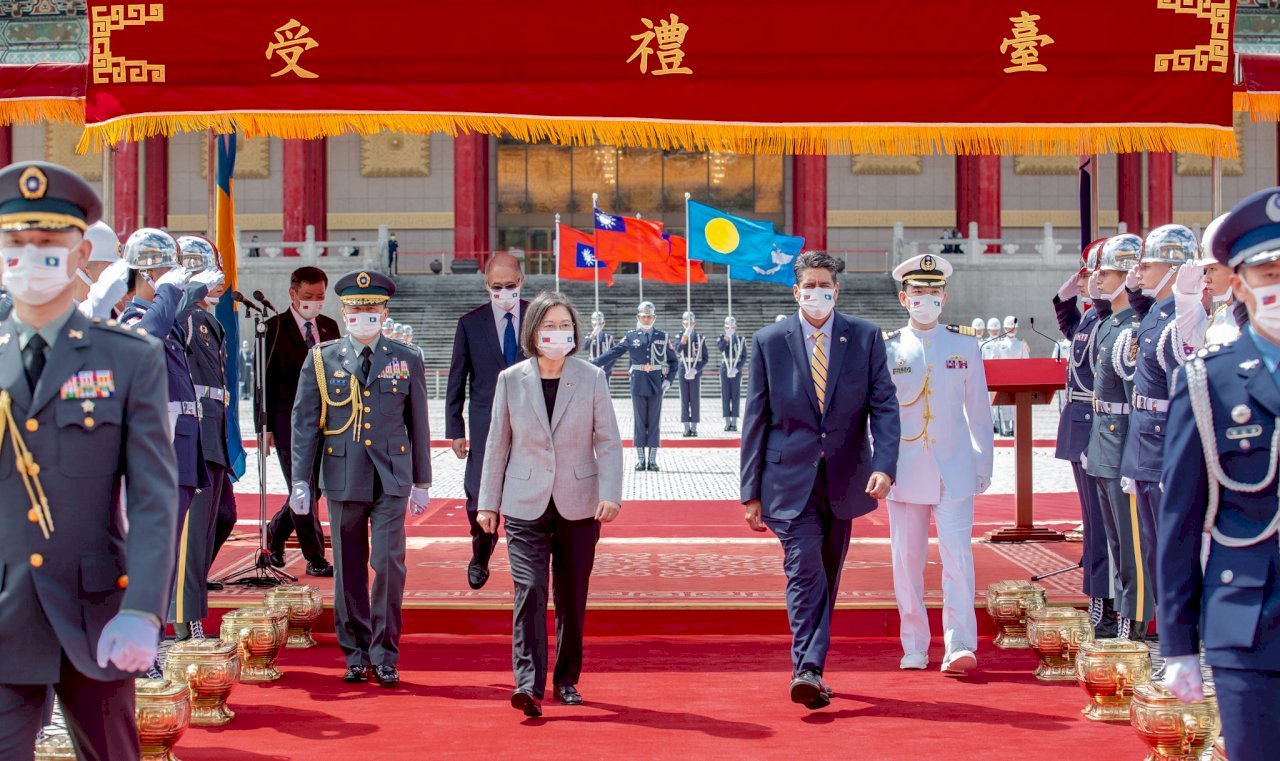 Tsai recibe con honores militares al presidente de Palaos Surangel Whipps Jr.
