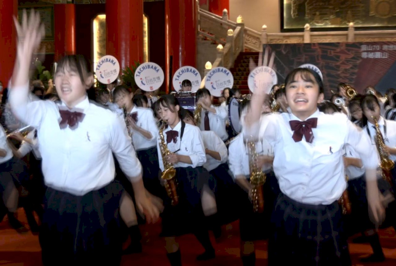 Banda de música japonesa se prepara para desfilar en el Doble Diez
