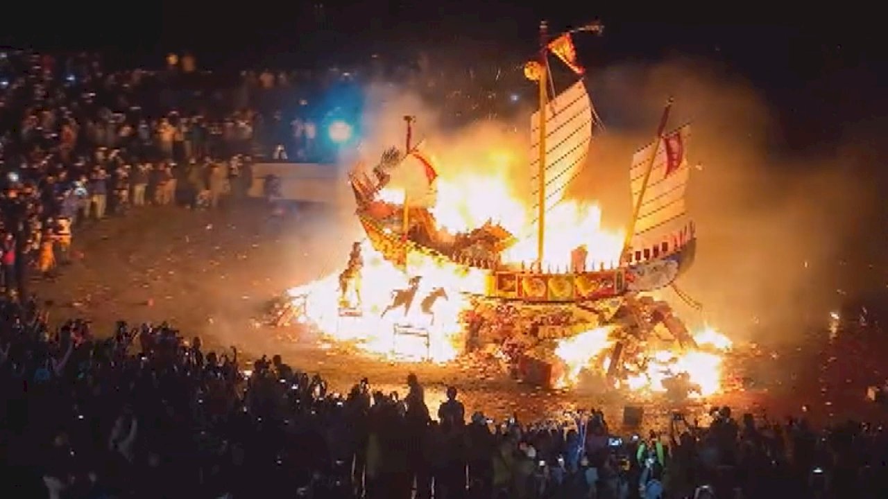 El Templo Wuyun quema un Bote del Rey para espantar a la pandemia