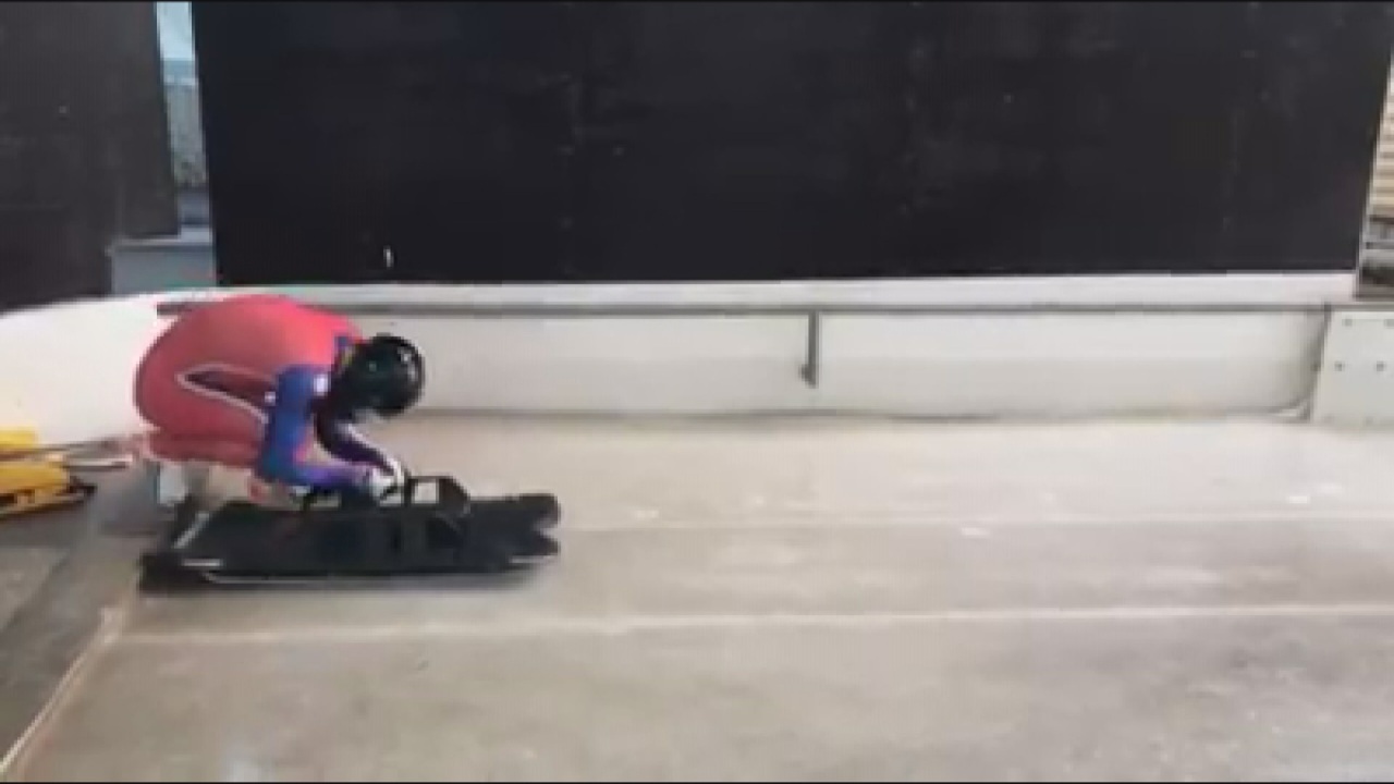 Dos lugers taiwaneses entrenan para los juegos de invierno de 2026