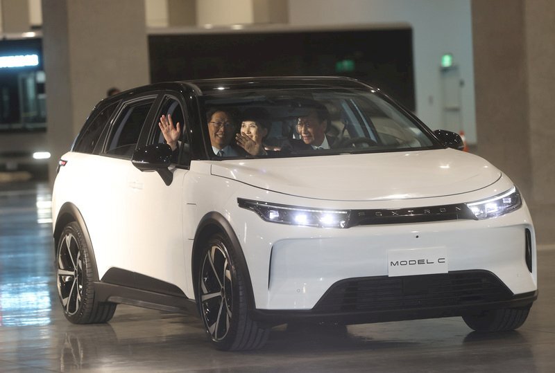 Hon Hai presenta prototipos de vehículos utilitarios eléctricos