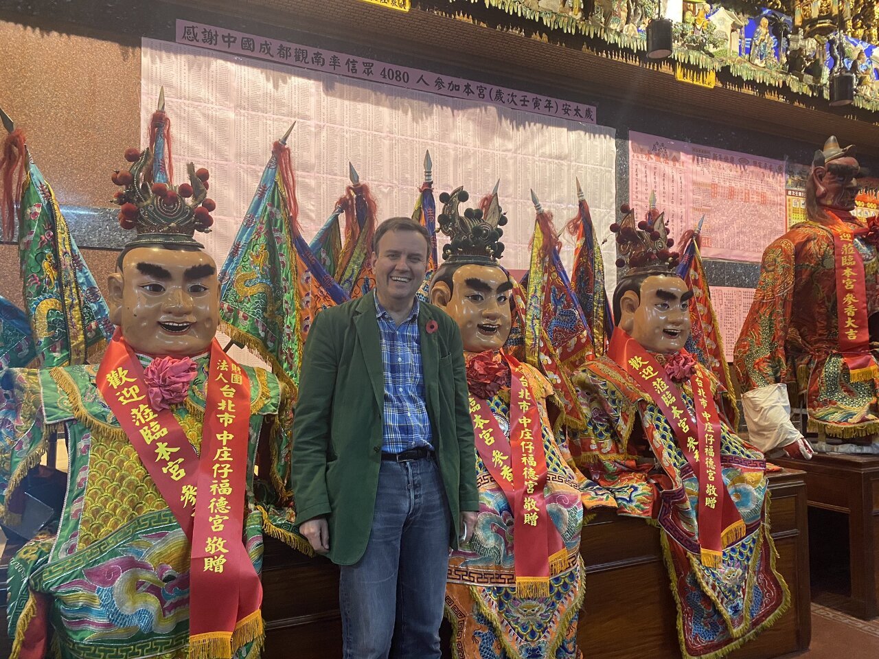 El viceministro de Comercio de Reino Unido visita los templos y mercados nocturnos de Taipéi