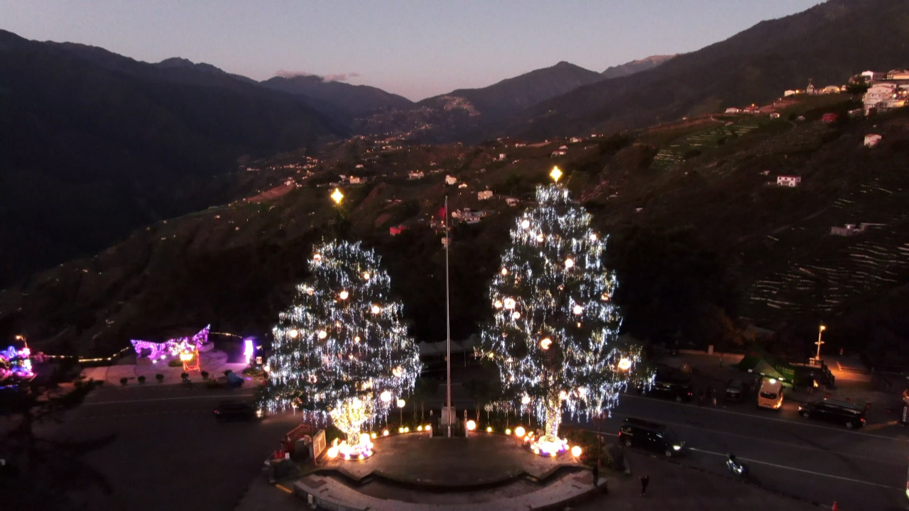 El árbol de Navidad a mayor altura de Taiwán enciende sus luces en Lishan