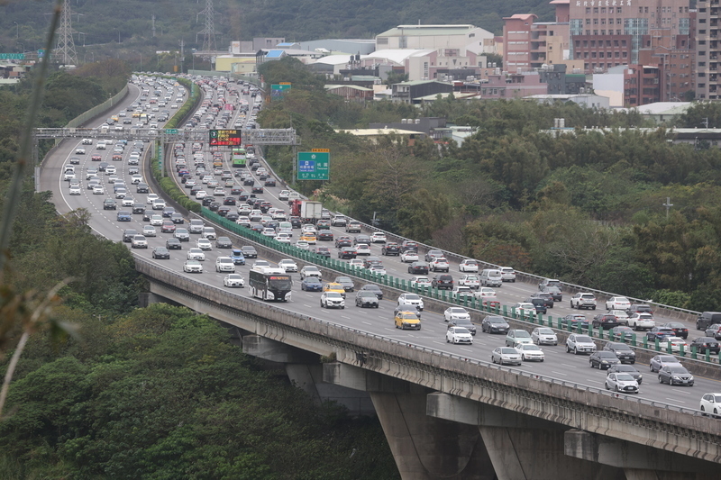 Congestiones de tráfico en la sección 9 de la carretera nacional en el quinto día del Nuevo Año Lunar
