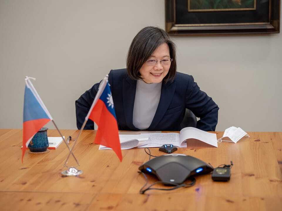 Tsai Ing-wen habla por teléfono con el presidente electo de la República Checa Petr Pavel
