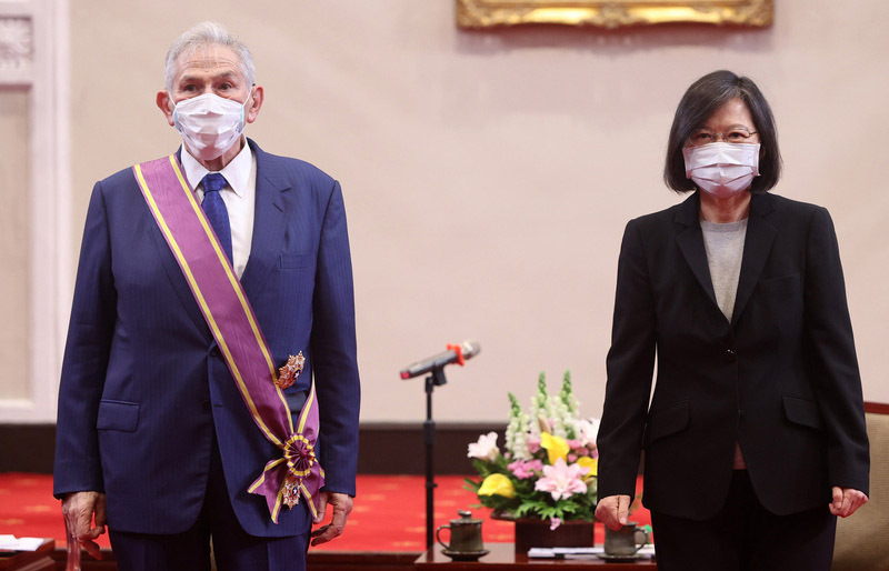 Tsai Ing-wen condecora a Paul Wolfowitz por su contribución a la cooperación económica EE. UU.-Taiwán