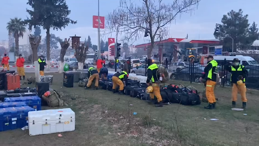 Bomberos taiwaneses llegan a Turquía para ayudar en las operaciones de rescate de civiles