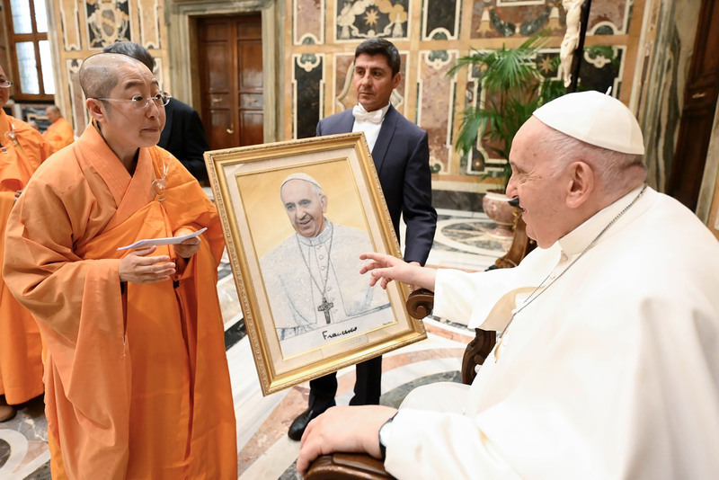 El Papa reza por la paz mundial junto a una congregación budista de Taiwán