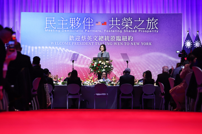 Tsai Ing-wen enumera sus logros al frente del país durante una cena con expatriados en Nueva York