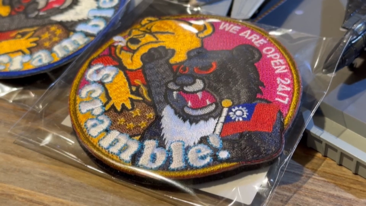 Un parche militar con diseño del oso negro de Taiwán que golpea a “Winnie the Pooh”