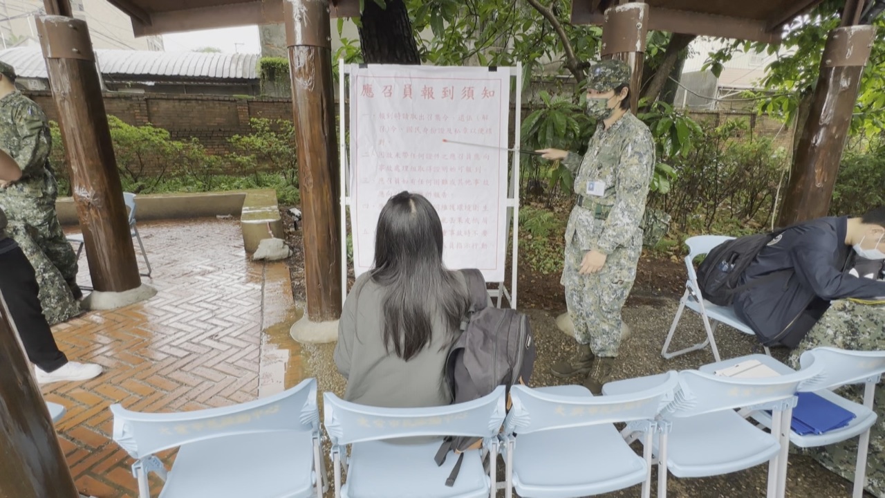 El entrenamiento militar es el mismo para hombres y mujeres