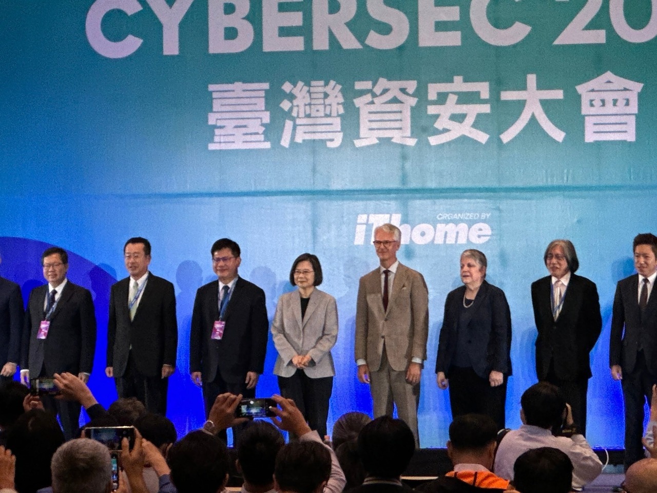 Tsai Ing-wen liga la prosperidad de la industria taiwanesa a la seguridad cibernética