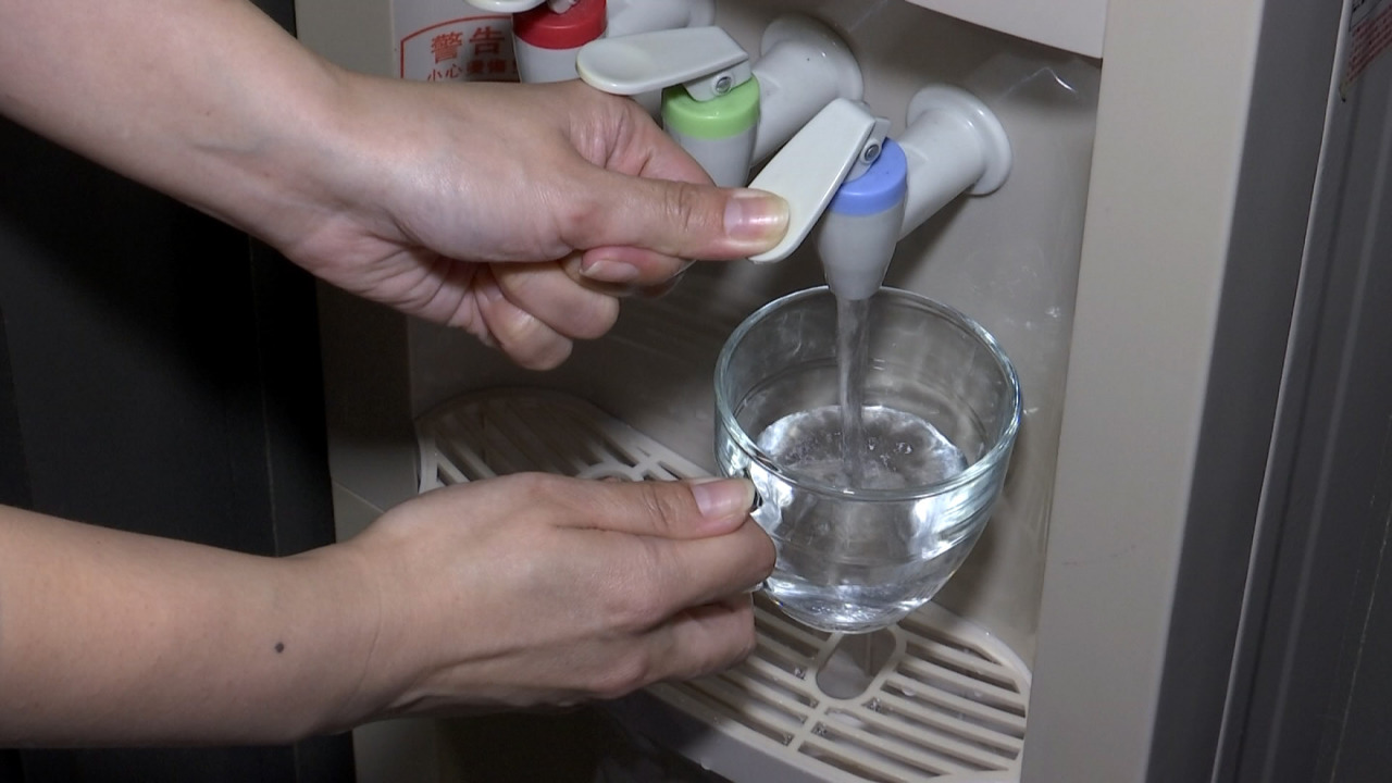 Médicos advierten contra la ingesta de alcohol y agua fría en las vísperas de un tifón